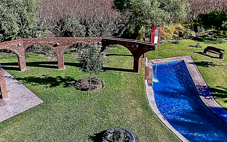 Acueducto histórico junto a la alberca