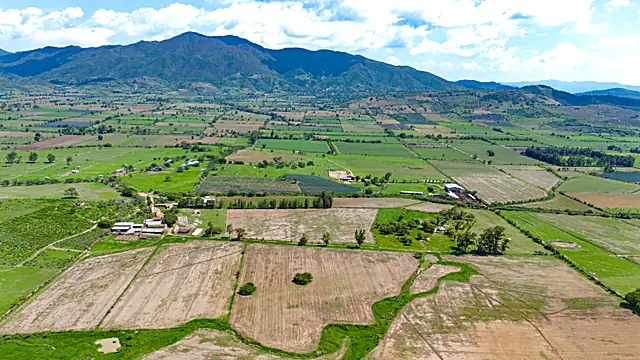 Valle y montañas cerca del rancho