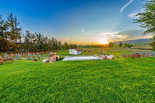 Jardines y alberca al atardecer
