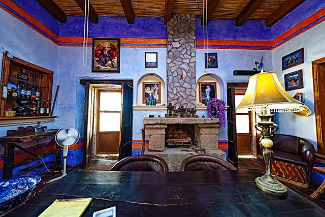 Comedor y sala con chimenea