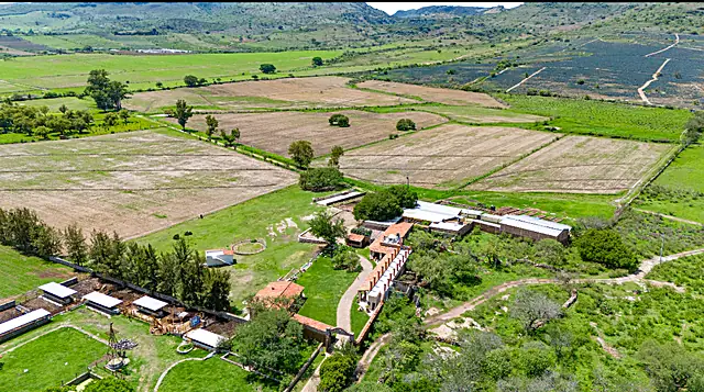 Vista aérea del rancho y campos