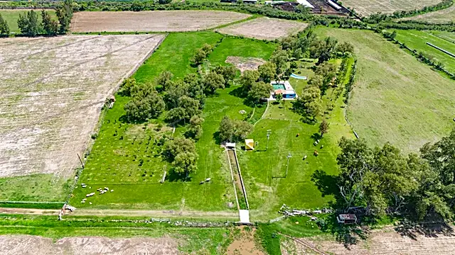 Construcciones entre campos verdes desde arriba