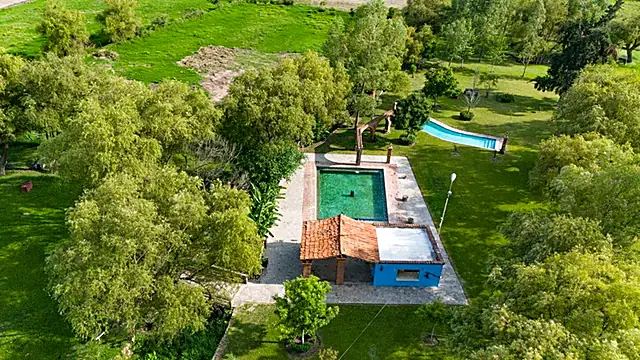 Vista aérea de albercas y jardines