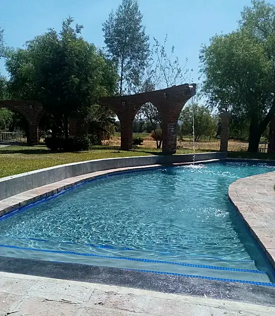 Alberca en día despejado