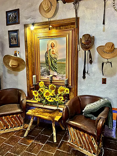 Estancia con arte y sombreros