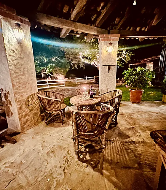 Rincón del patio de noche