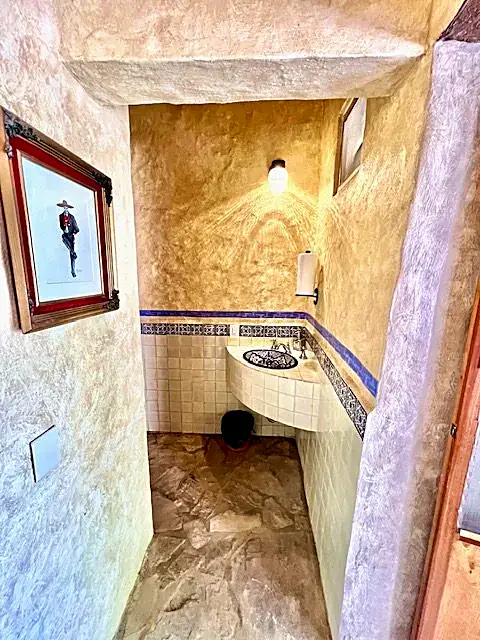 Baño con acabados de piedra