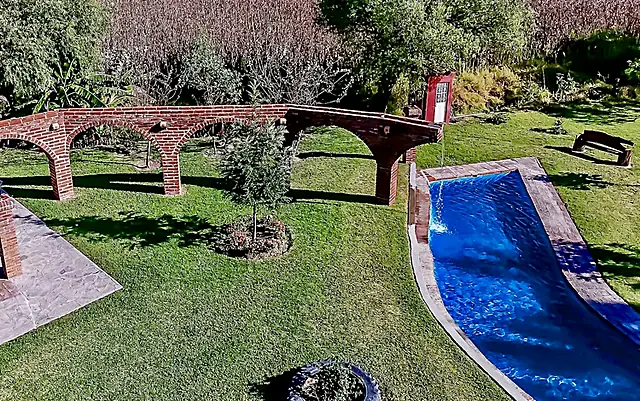 Acueducto histórico junto a la alberca